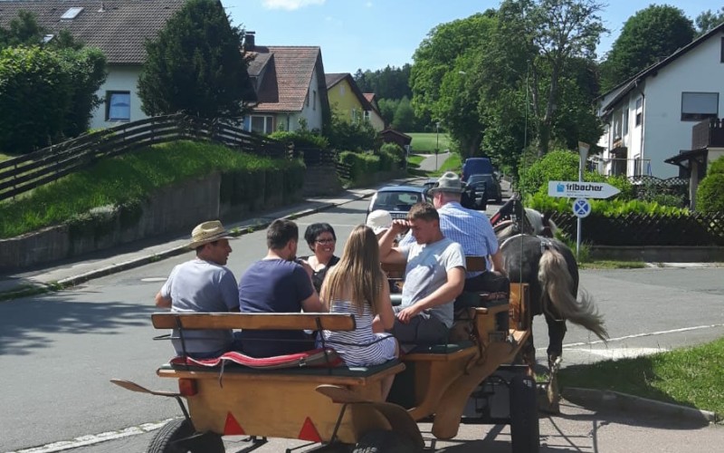 Pferdekutsche mit vielen Menschen besetzt