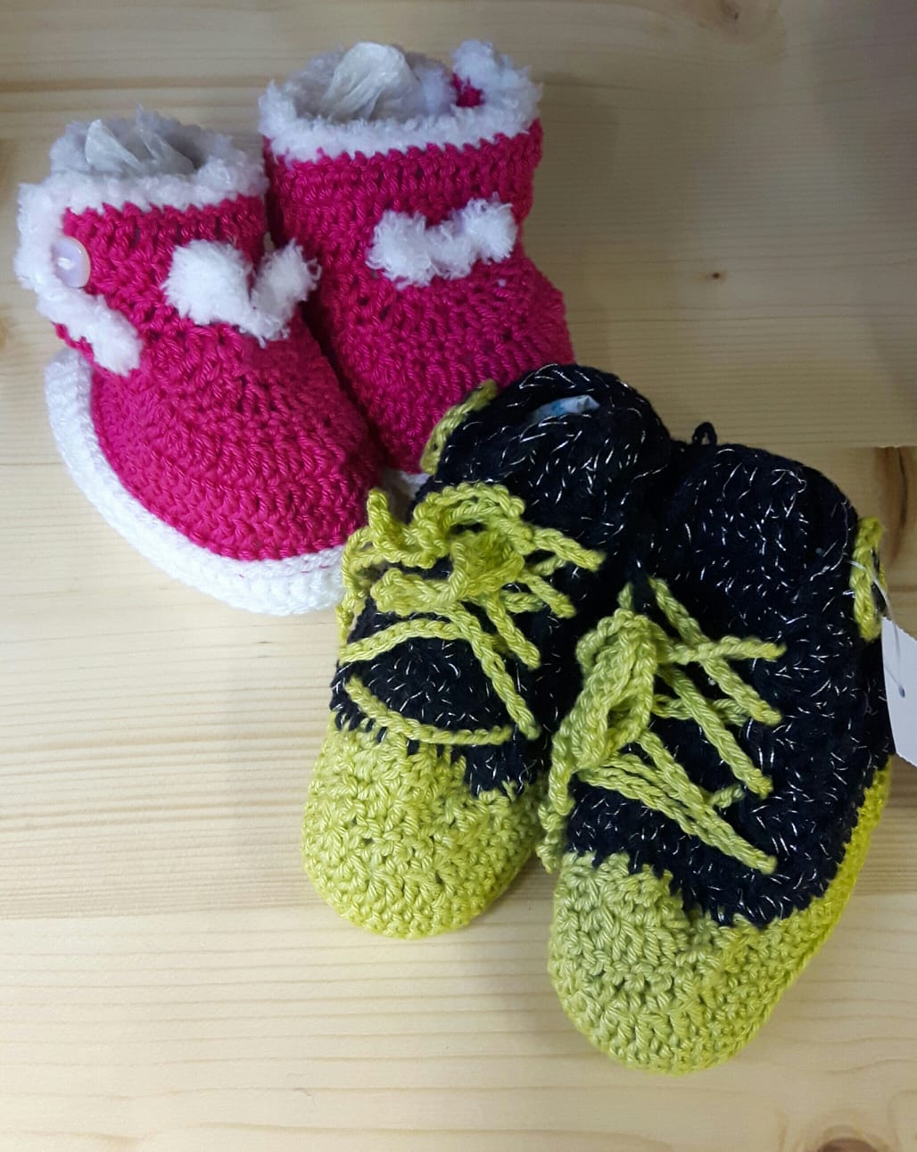 Selbstgestrickte Babyschuhe von Strickliesl